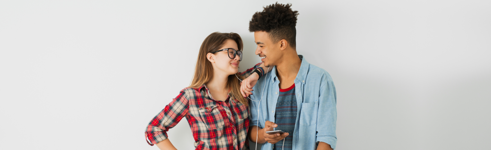 люди с наушниками длинная